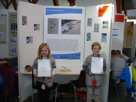 Sina-Marie Dorner und Martin Weinfurtner mit der Pipettenbrille