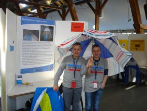 Lukas und Felix Dauerer mit ihrem erweiterbaren Regenschirm