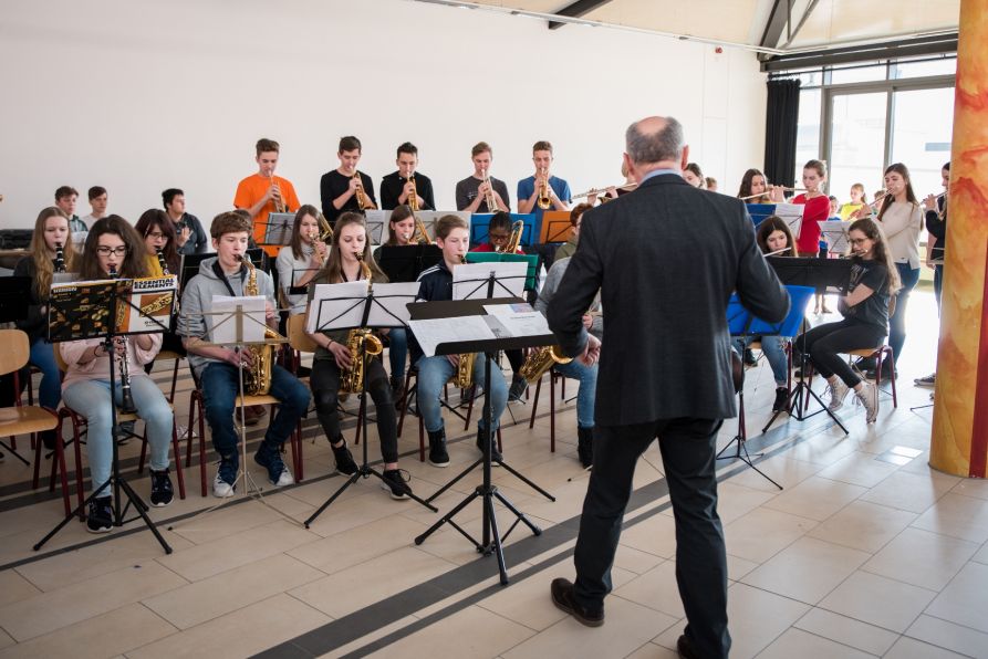 Die Jazzband unter Leitung von Musiklehrer Hubert Bauer eröffnete den Tag der offenen Tür musikalisch