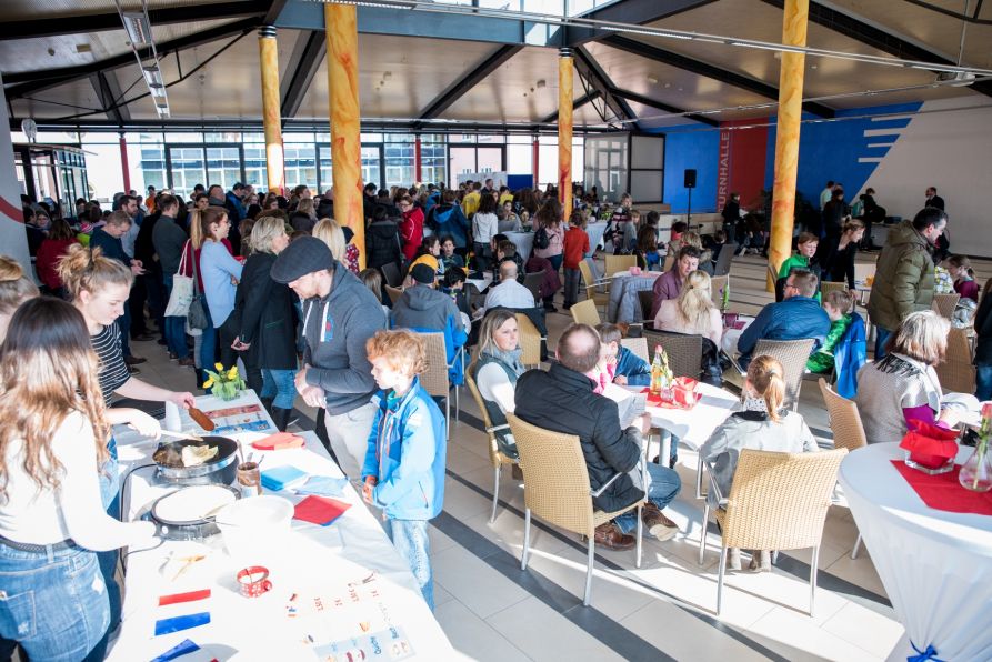 Zahlreiche Viertklässler waren mit ihren Eltern ins Fraunhofer-Gymnasium gekommen, um sich die Schule genauer anzusehen und das Ambiente zu genießen
