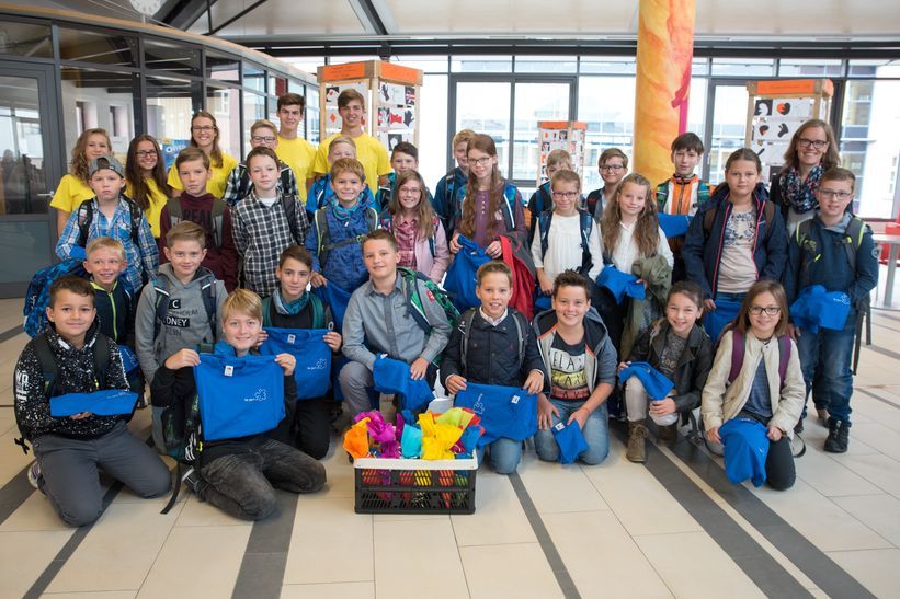 Die Klasse 5b mit ihrer Klassenleiterin OStRin Susanne Melichar (hinten r.) und den Tutoren