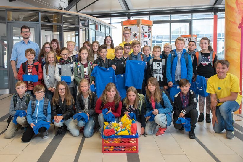 Die Klasse 5d mit ihrem Klassenleiter StR Tobias Teubler (hinten l.) und den Tutoren