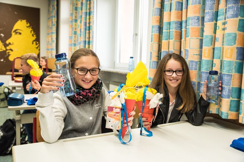 Willkommensgeschenke der Tutoren: eine Schultüte und die Fraunhofer-Trinkflasche 