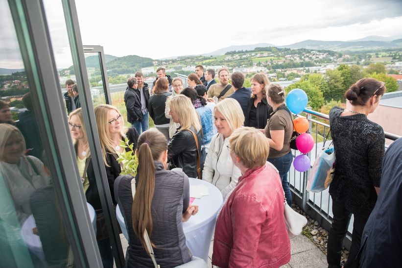 Eltern im Gespräch bei Kaffee und Kuchen auf der Dachterrasse des Fraunhofer-Gymnasiums