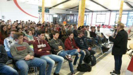 Schülerinnen und Schüler der 10. Jahrgangsstufe beim Vortrag von Frau Prof. Erika Rosenberg