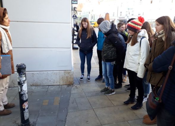 Die Schülerinnen und Schüler zeigten sich betroffen: Durch die Einzelschicksale wurden die historischen Fakten emotional erfahrbar.