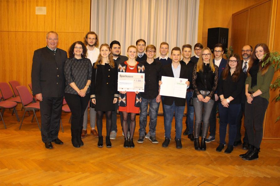 Landrat Franz Löffler, Schulleiter OStD Dr. Hubert Balk sowie die Biologie-Lehrkräfte OStR Bernhard Bauer und StRin Stefanie Strunz  zusammen mit Schülern der ausgezeichneten W-Seminare