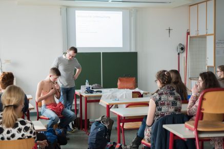 Dr. Martin Hauser zeigt am „lebenden Objekt“, wie das Abhören mit dem Stethoskop funktioniert.