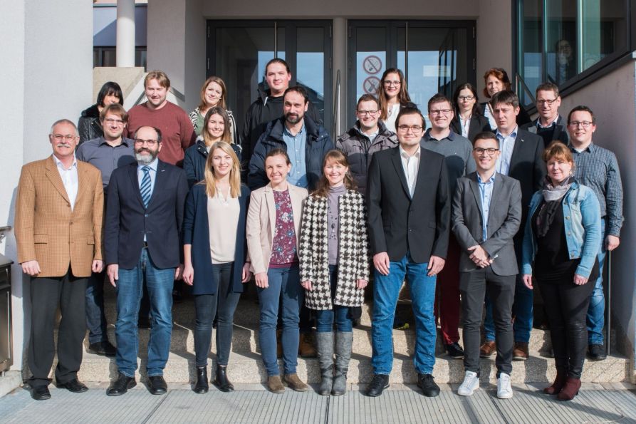 Das Referententeam des Berufsorientierungsnachmittags zusammen mit den verantwortlichen Lehrkräften StDin i. BV Irene Haberl (hi. rechts) und Fachbetreuer Wirtschaft/Recht StR Ulrich Voit (re. außen)