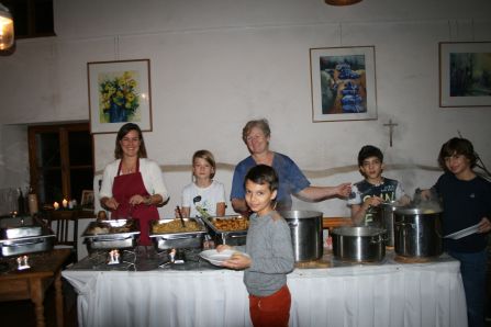 An der Essensausgabe halfen alle fleißig mit.