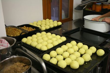 Zum Schluss warteten die Knödel nur noch auf ihr heißes Wasser.