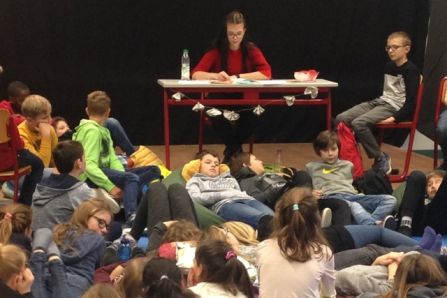 Alina Alt (Fraunhofer-Gymnasium): Cornelia Funke „Hinter verzauberten Fenstern“