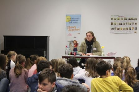 Herbert Feldbauer von Radio Charivari hatte Christine Nöstlingers „Konrad oder Das Kind aus der Konservenbüchse“ mitgebracht und produzierte außerdem einen Mitschnitt für den Radiosender.