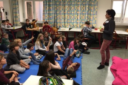 Bibliothekarin Evelyn Fellner las  „Ferien im Schrank“ von Annette Roeder.