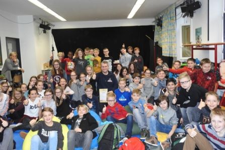 Marco Greil - unser Hausmeister am Fraunhofer-Gymnasium und zugleich Kreisbrandinspektor - brachte natürlich ein Feuerwehrbuch mit. Er las von Manuela Wedel „Wo brennt's denn?“