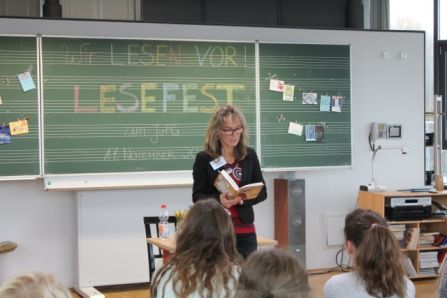 Buchhändlerin Evi Heitzer, Buchhandlung Rupprecht,  hatte zwei Bücher mitgebracht.