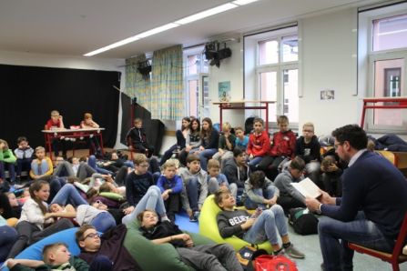 Dr. Gerhard Hopp, Politiker, hatte von Rick Riordan den Klassiker „Percy Jackson: Diebe im Olymp“ mitgebracht.