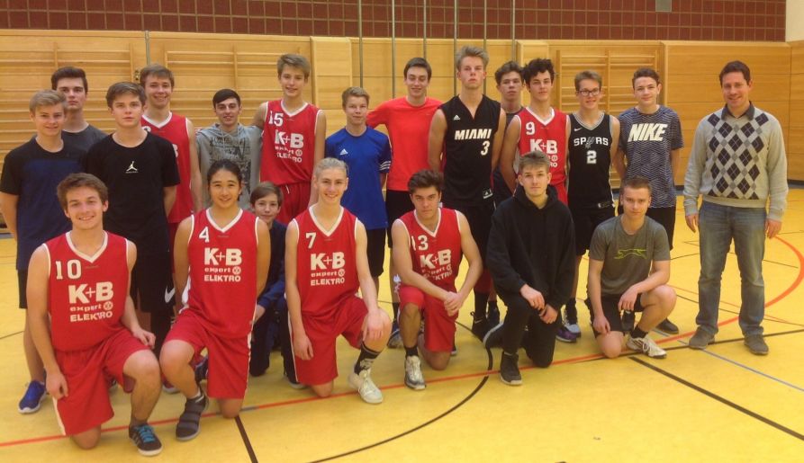 Das Basketball-Team des Fraunhofer-Gymnasiums in den roten Trikots 