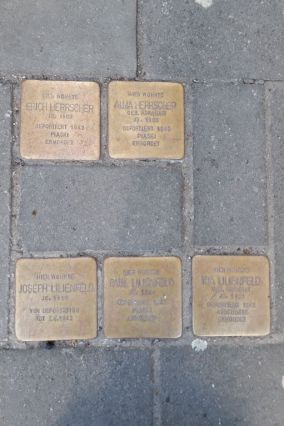 Die „Stolpersteine“: Pflastersteine mit beschrifteten Messingplatten rufen zum Gedenken auf. (Hier: Ecke Neupfarrplatz/ Pfarrergasse)