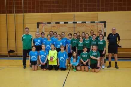 Teilnehmer des Regionalfinales mit Handballobmann Ralph Pannrucker und Schiedsrichter Albert Striegl