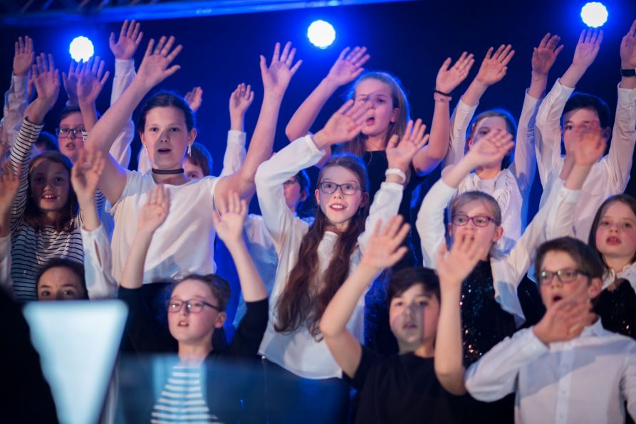 Die jungen Sängerinnen und Sänger der Chorklassen waren mit Hingabe dabei