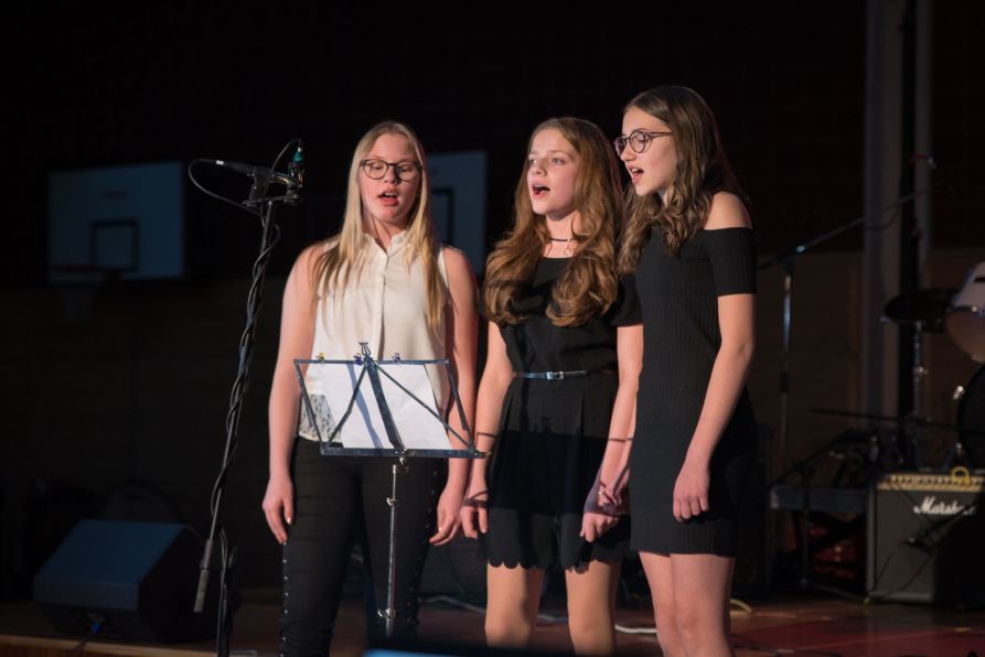 Selbstbewusst traten die Mädchen vom Dreig'sang auf die Bühne und wussten zu überzeugen