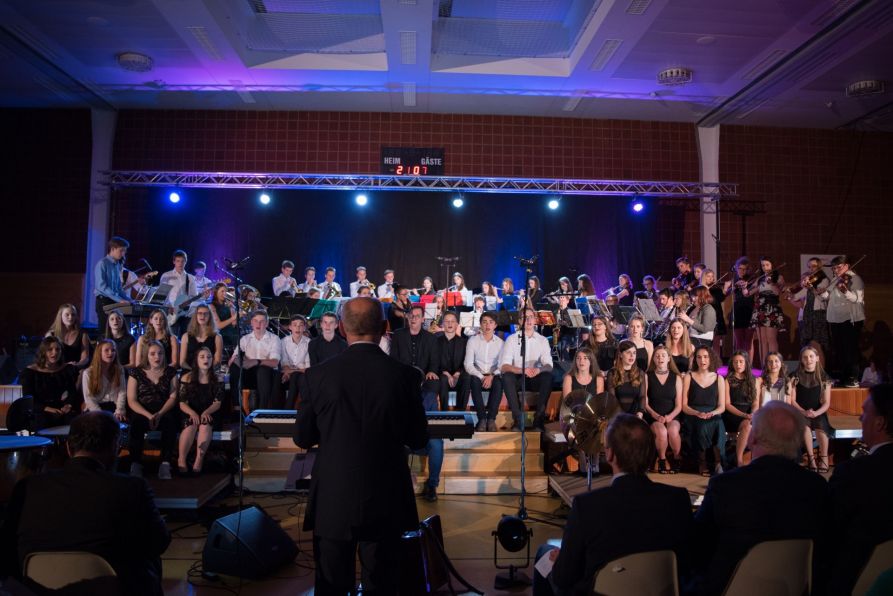 Bei „Der Mond“ von „La Brass Banda“ musizierten Jazzband, Streicher und Kammerchor gemeinsam