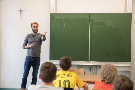 Zuerst zeichnet man eine ovale Kopfform und unterteilt diese in der Mitte.