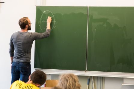 Anschließend werden Augen, Ohren, Mund und Nase eingefügt.