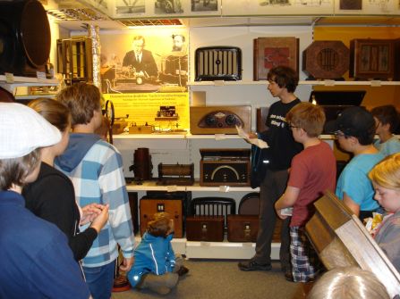 Konstantin Schmiedl erklärt die drahtlose Nachrichtenübertragung