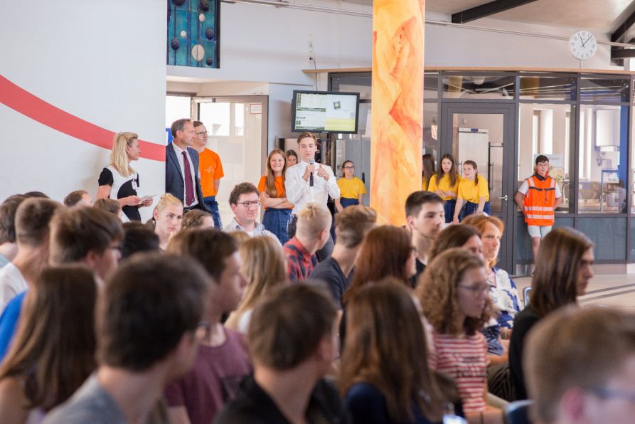Die Schülerinnen und Schüler hatten einige Fragen an die Ehrengäste