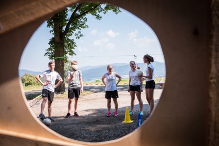 Beim Torwandschießen