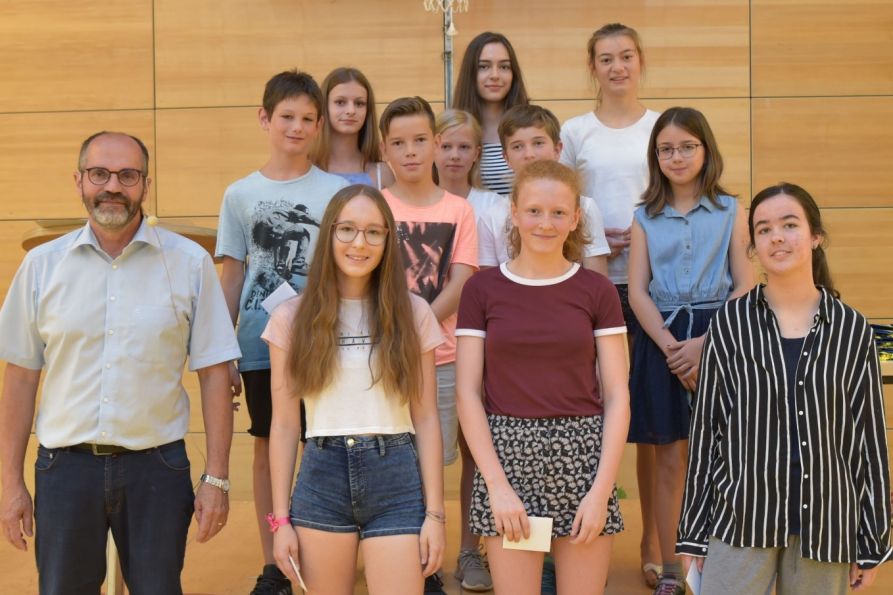 Schulleiter Dr. Hubert Balk mit den besten Schülerinnen und Schülern jeder Jahrgangsstufe