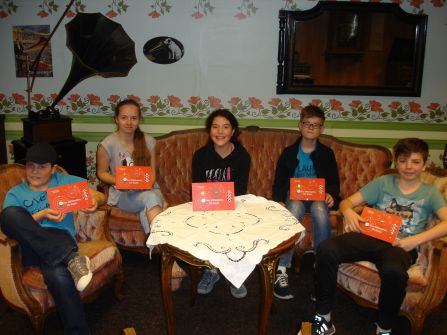 Die Schüler hatten es sich im Café Nostalgie - eingerahmt von Grammophonen - gemütlich gemacht.