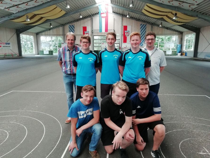 Die Stockschützen mit ihren begleitenden Lehrern StD Johann Wittmann und StR Josef Schütz