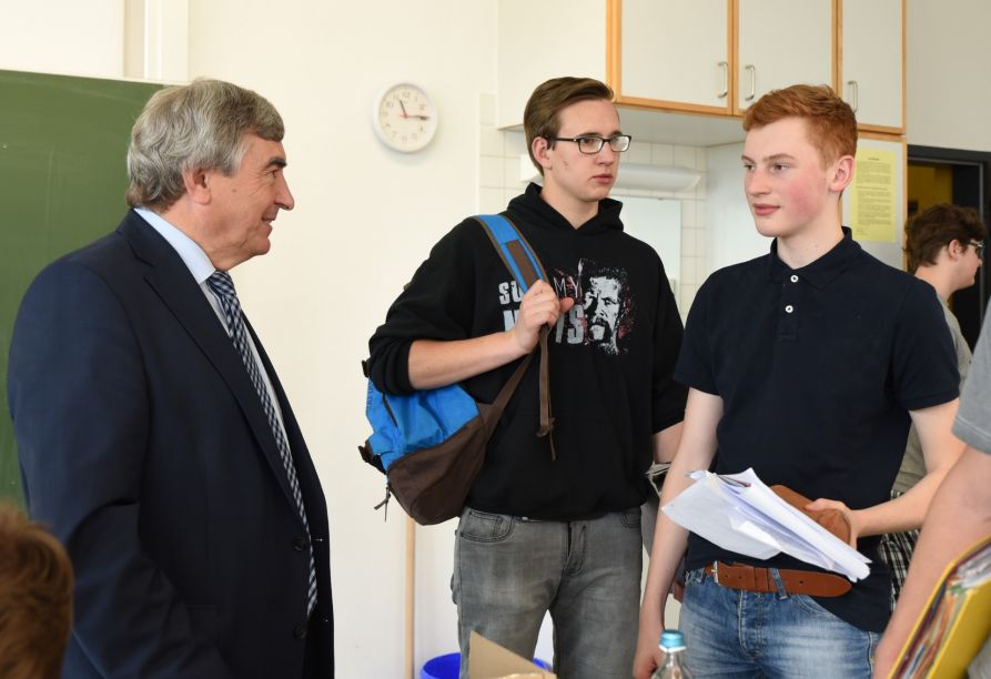 Auch im Anschluss an die Diskussion stand MdB Holmeier für persönliche Fragen der Schüler zur Verfügung. 