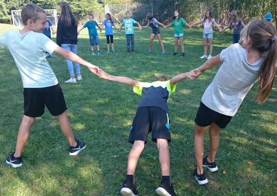 Vertrauen zu den Mitschülern ist wichtig für eine gute Klassengemeinschaft.