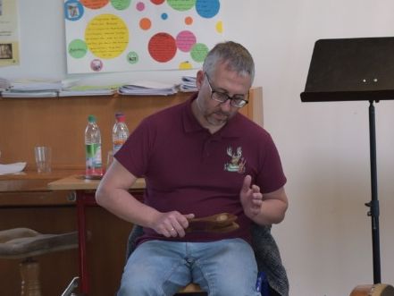 David McMahon an Akkordeon, Mundharmonika und Rhythmusinstrumenten