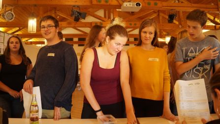 Die Schülerinnen und Schüler beim "Chaosspiel"