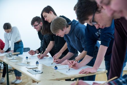 Die Schüler arbeiteten mit Tusche ...