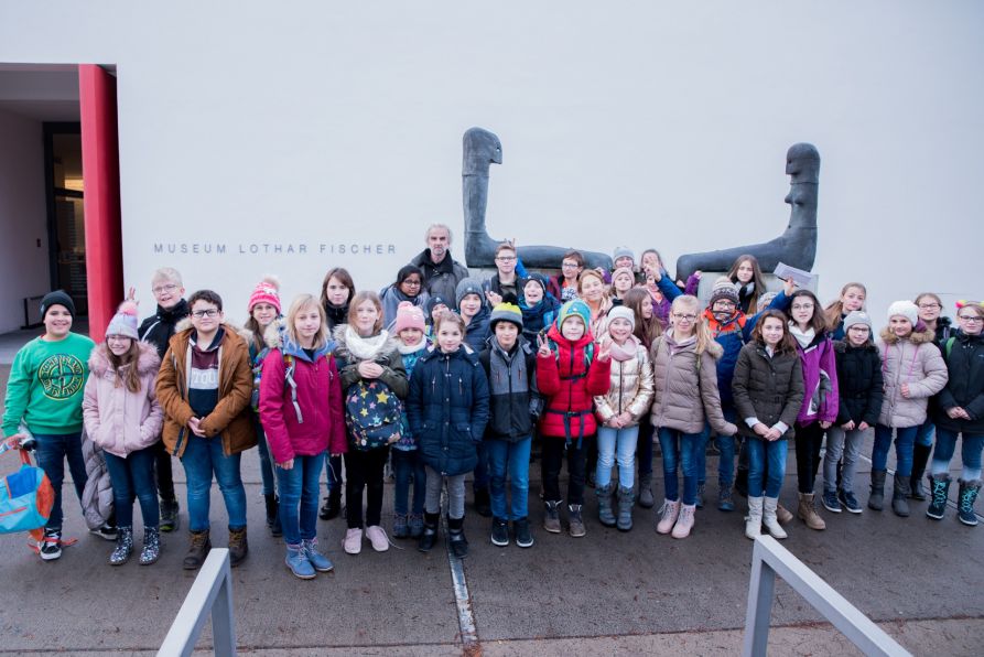 Die Schüler der Kunstklassen 5 und 6 vor dem Museum