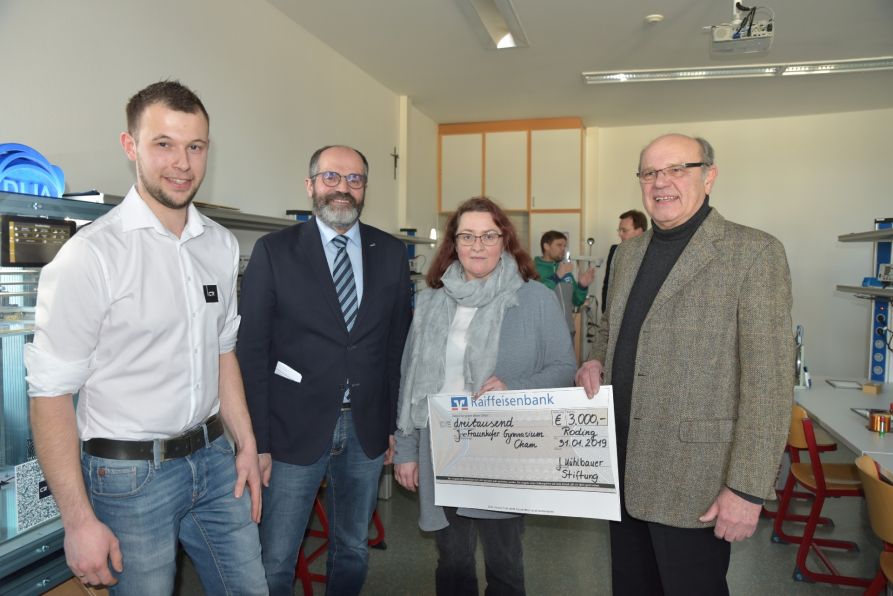 Andrea Weiß von der Josef-Mühlbauer-Stiftung übergibt eine Spende in Höhe von 3000,- € an den Vertreter des Fördervereins Joseph Berthold.