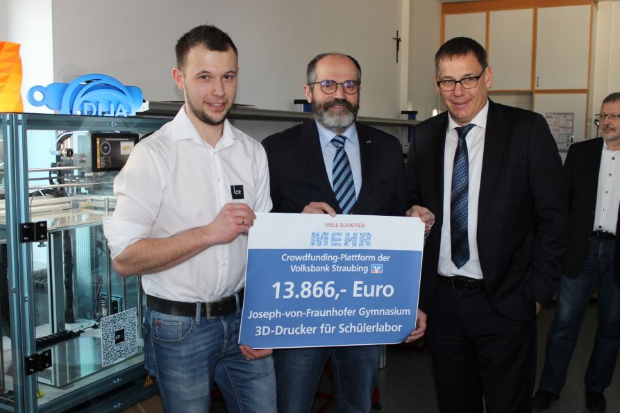 B. Eng. Christian Reil, Schulleiter Dr. Hubert Balk und Edmund Wanner, Vorstandsvorsitzender der Volksbank Straubing, freuen sich über das gelungene Crowdfunding-Projekt.