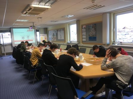 Schüler der Oberstufe im Ganztags-Workshop der Fa. Zollner Elektronik AG in Zandt