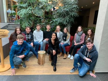 Die Fraunhofer-Schüler zusammen mit Trainerin Michaela Lankes vom Ulrichshof Baby & Kinder Bio-Resort