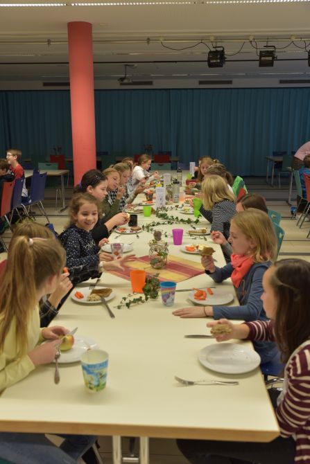 Gemeinsam am Tisch unter Mitschülern – da kann man auch mal etwas Neues probieren!