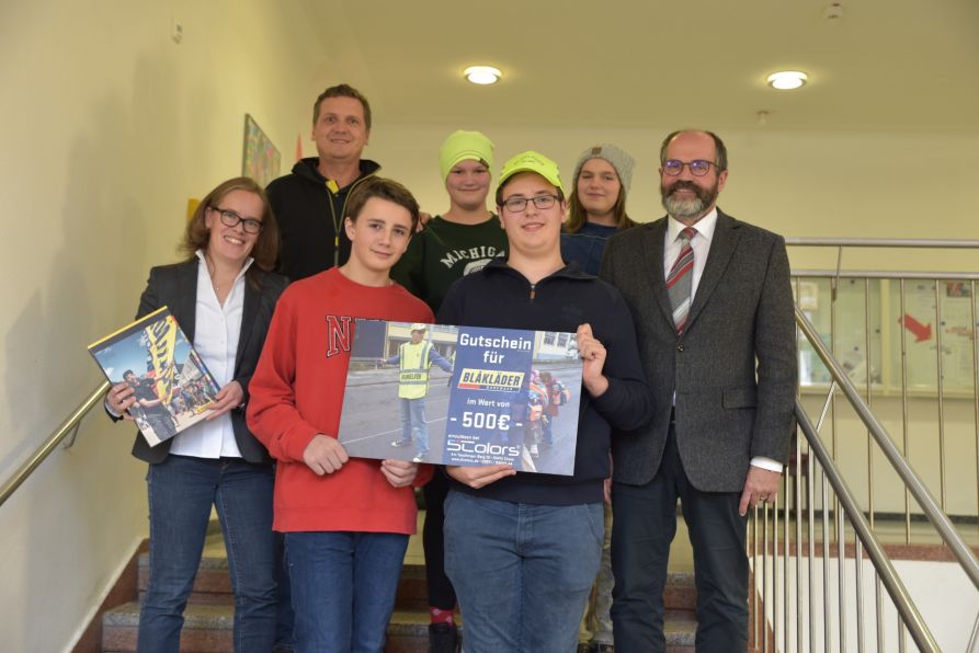 Schülerlotsenbetreuerin Susanne Melichar, Schulleiter Dr. Hubert Balk und die Schülerlotsen bedankten sich ganz herzlich bei Markus Lankes (li.oben) von 5Colors für die tolle Unterstützung.