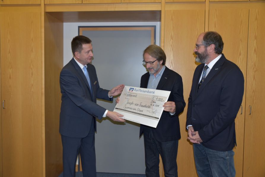 Thomas Saßl überreichte dem Vorsitzenden des Fördervereins des Joseph-von-Fraunhofer-Gymnasiums, Herrn StD a.D. Christian Nowotny, einen Scheck in Höhe von 1000 Euro.