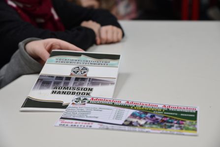 Mit großem Interesse schauten sich die Schüler auch die Unterlagen von Kathi an.