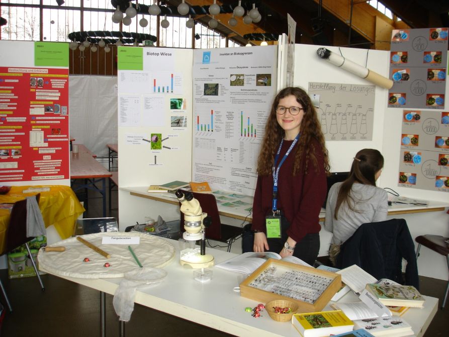 Anna Klemmer forschte an der Biotopgrenze zwischen Wiese und Waldrand und bekam hierfür den Regionalsieg im Fachgebiet „Biologie“.